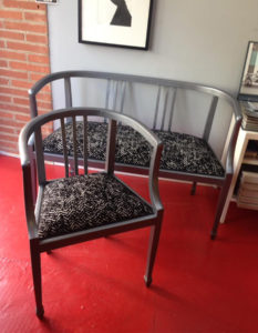 chaise-et-banquette-metallisee-tissu-saum-und-viebahn-noir-blanc-claire-de-redon-tapissier-decoarateur-montauban