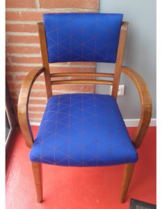 fauteuil-tonneau-bleu-ciel-claire-de-redon-tapissier-decoarateur-montauban