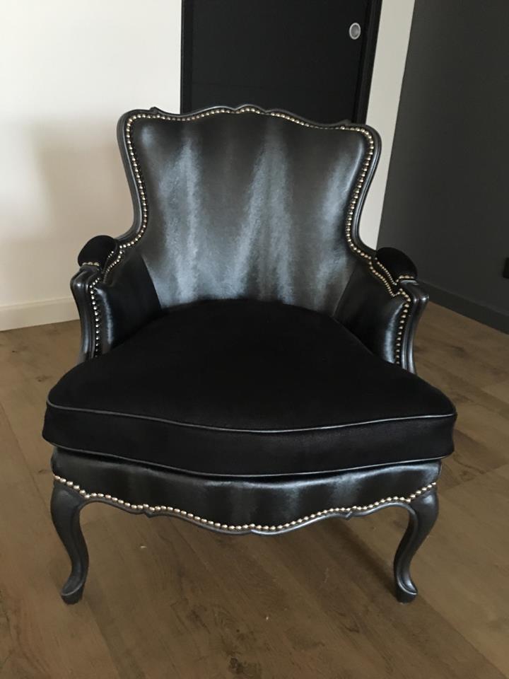 fauteuil-bergere-faux-cuir-noir-bois-noirci-claire-de-rdon-taîssier-decorateur-montauban