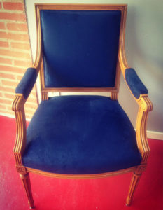fauteuil-bois-clair-tissu-bleu-roi-claire-de-redon-tapissier-decoarateur-montauban