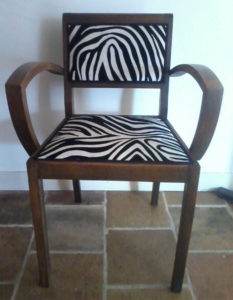 fauteuil-bridge-bois-fonce-tissu-zebre-noir-blanc-claire-de-redon-tapissier-decoarateur-montauban