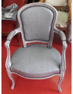 fauteuil-louis-quinze-metallise-tissu-gris-claire-de-redon-tapissier-decoarateur-montauban