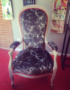 fauteuil-voltaire-bois-blanc-tissu-casal-motif-marbre-gris-fonce-claire-de-redon-tapissier-decorateur-montauban