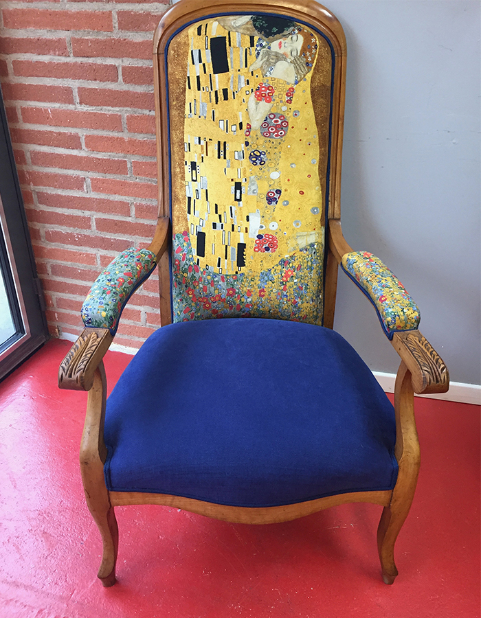 fauteuil-voltaire-bois-clair-tissu-bleu-fantaisie-jaune-claire-de-redon-tapissier-decorateur-montauban