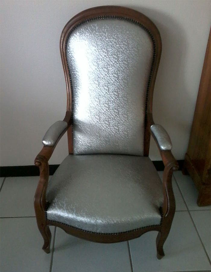 fauteuil-voltaire-bois-fonce-faux-cuir-metal-claire-de-redon-tapissier-decorateur-montauban