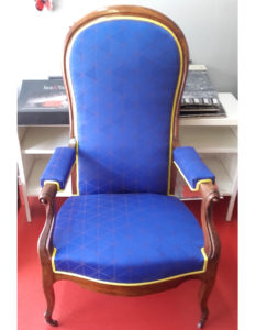 fauteuil-voltaire-tissu-lelievre-geometrique-bleu-bordure-jaune-claire-de-redon-tapissier-decorateur-montauban