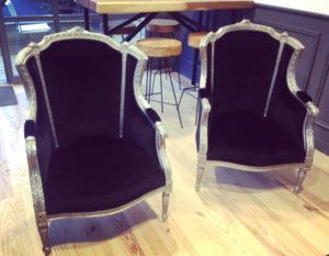 fauteuils-bergere-cirage-argente-velours-lelievre-noir-claire-de-redon-tapissier-decorateur-montauban