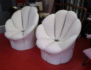 fauteuils-fleur-tapissier-blanc-travail_manuel-claire-de-redon-tapissier-decorateur-montauban