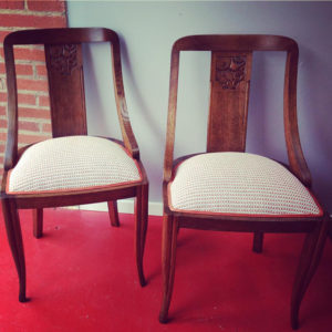 paire-chaises-bois-ancien-tissu-beige-claire-de-redon-tapissier-decorateur-montauban