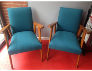 paire-fauteuil-scandinave-bois-tissu-bleu-canard-claire-de-redon-tapissier-decorateur-montauban
