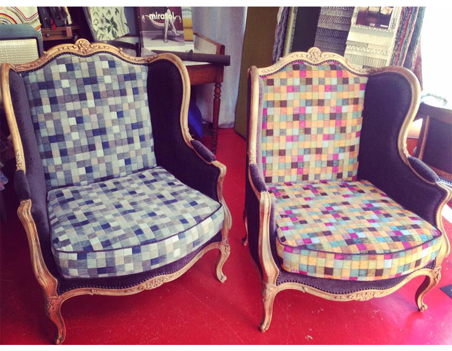 paire-fauteuils-bois-clair-damiers-colores-claire-de-redon-tapissier-decorateur-montauban