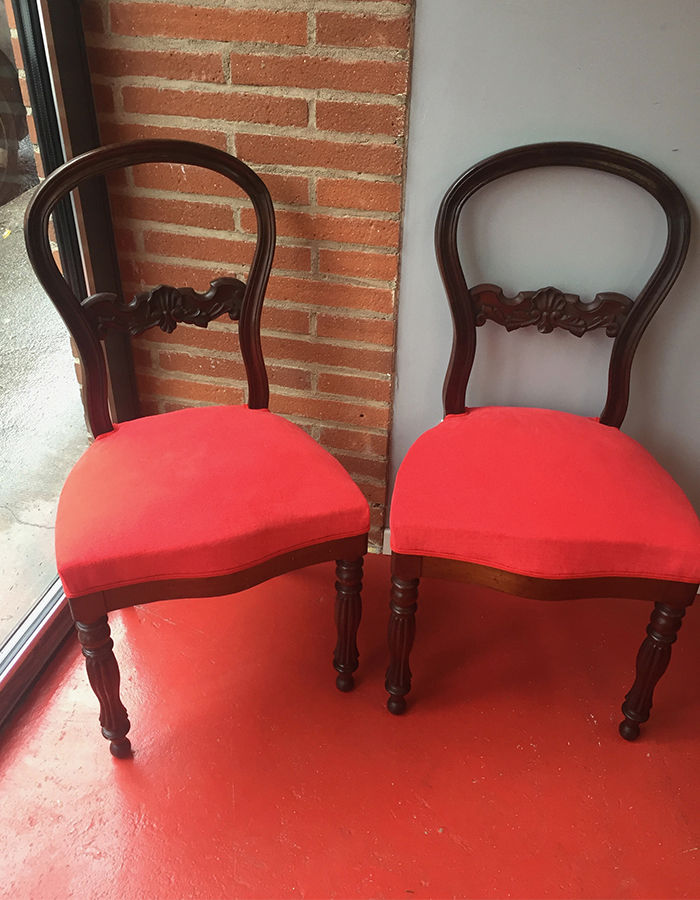 paire-louis-philippe-chaise-bois-tissu-rouge-claire-de-redon-tapissier-decorateur-montauban